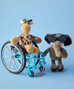Peluche girafe et éléphant sur fauteuil roulant